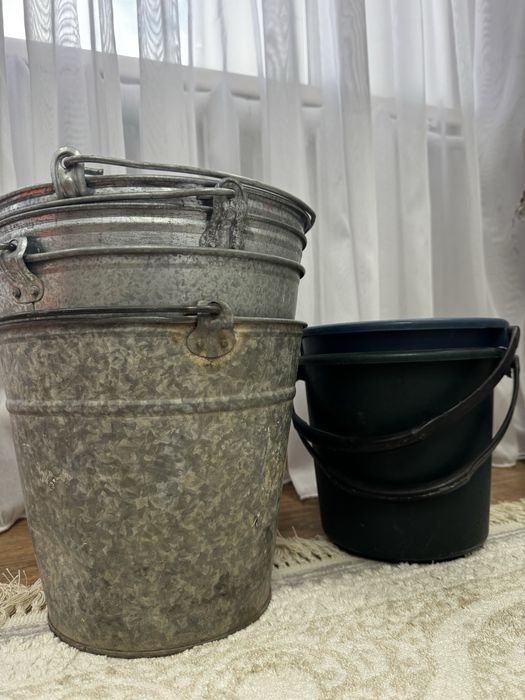 Продам вёдра 4 железных 12ти литровых и 2 ведра пластмасовых