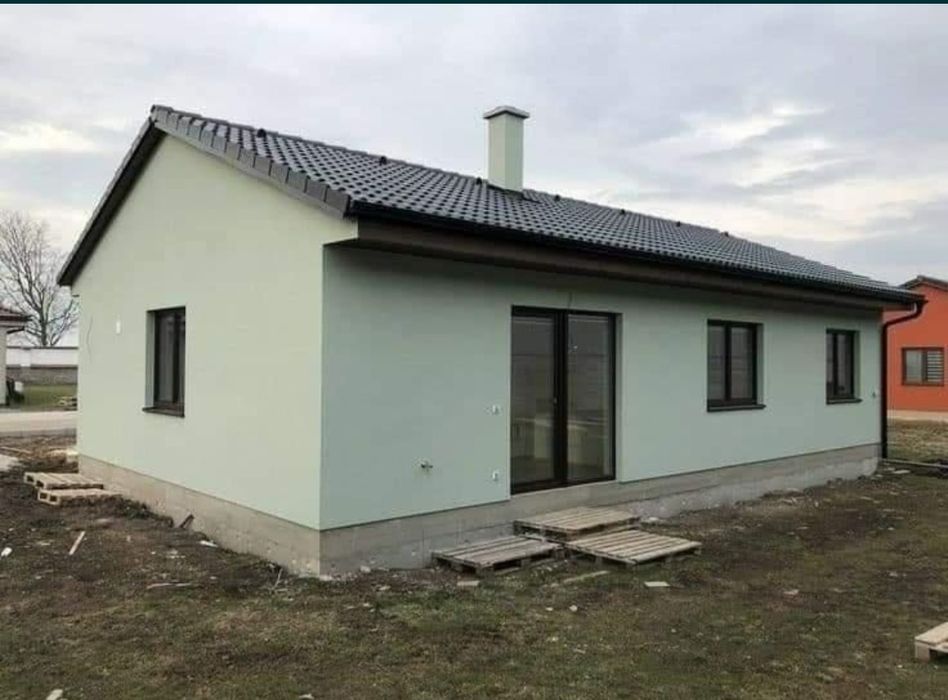 Vând casă pe structură metalică învelită cu panouri sandwich