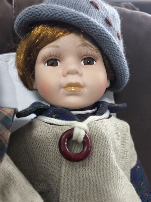 Два броя порцеланови кукли