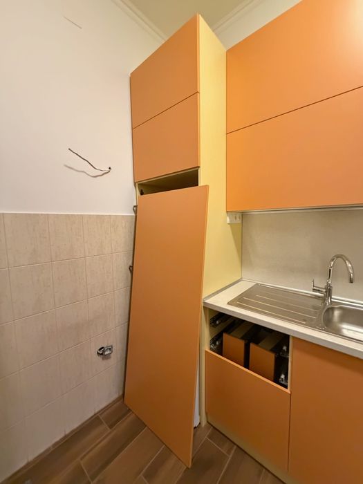 кухня неползвана с неизползвани кухненски уреди