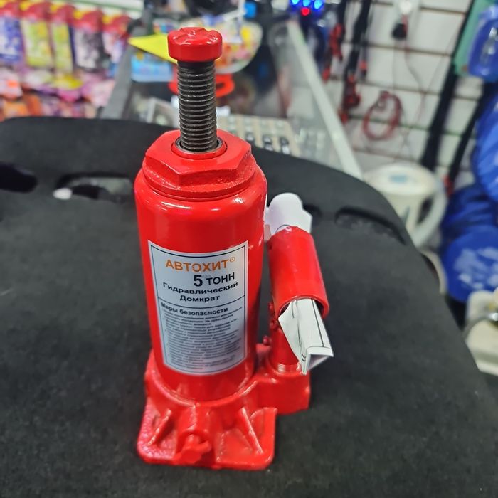 Домкраты разных тонажей.