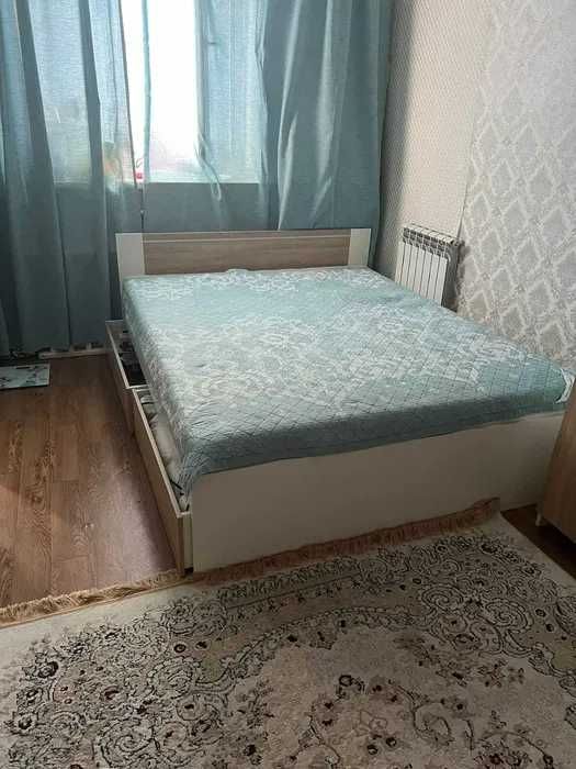продам двуспальную кровать с матрасом хорошим состояние