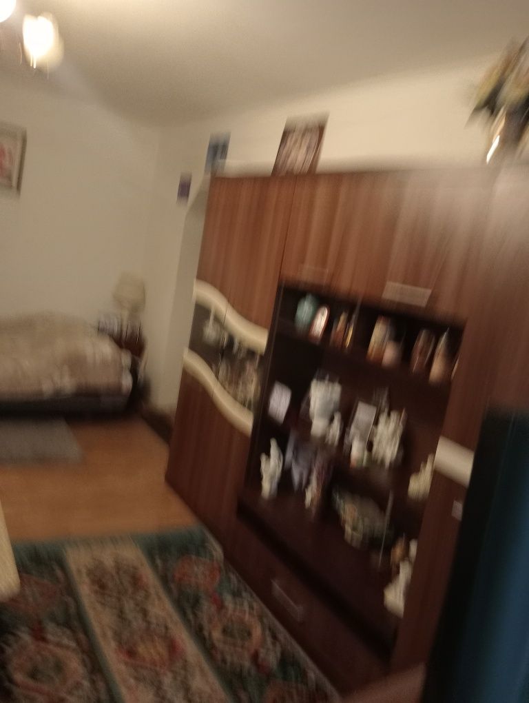 Închiriez apartament cu 2 camere