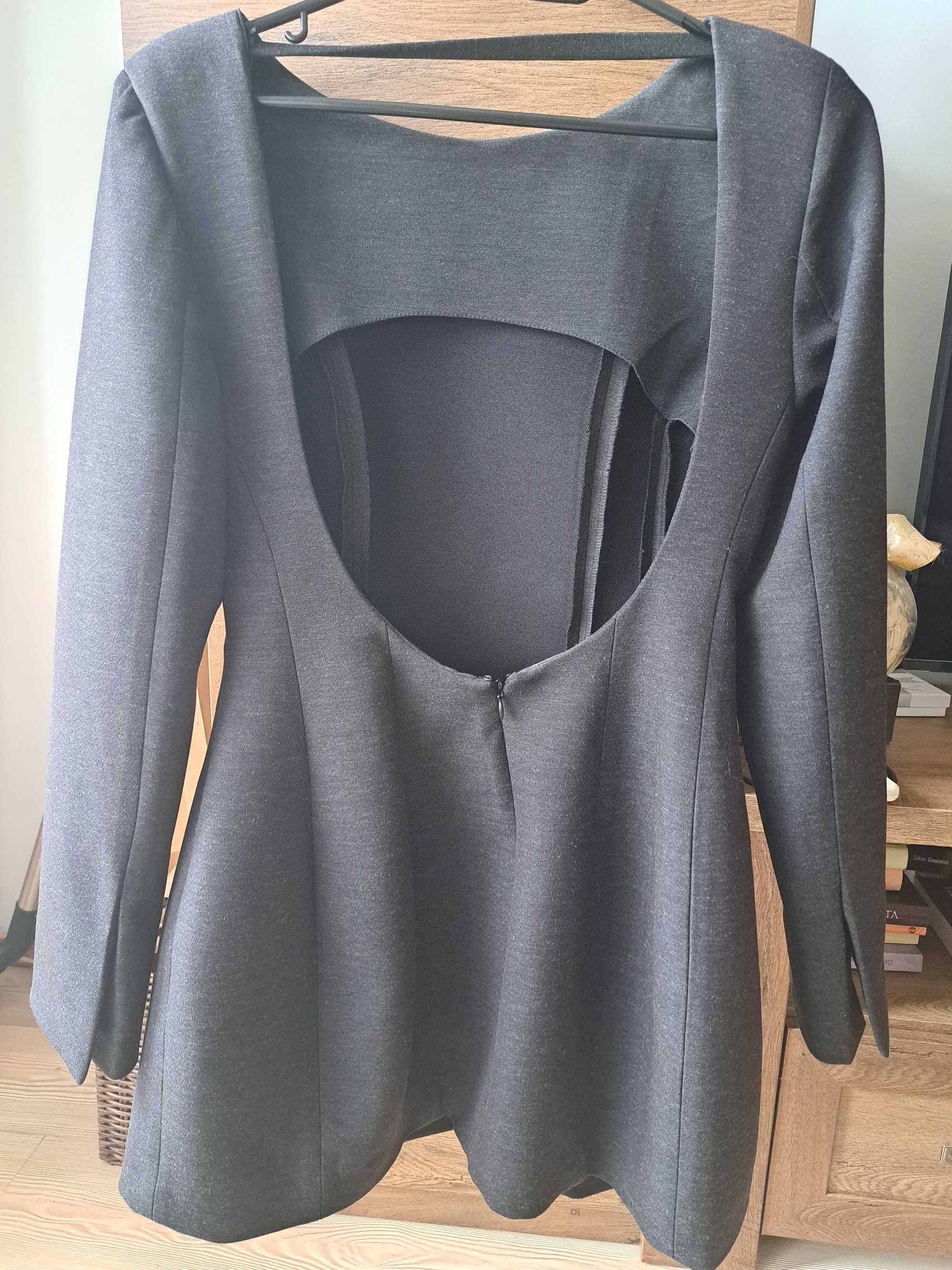 Zara рокля с гол гръб