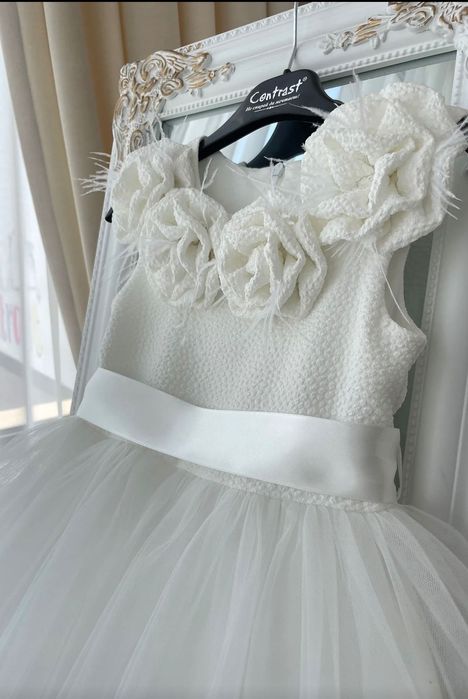 Официална детска рокля с розички и пера