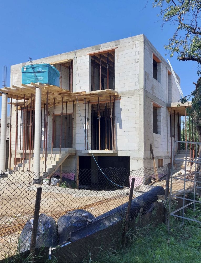 Firma de constructii executa case la rosu /case la cheie