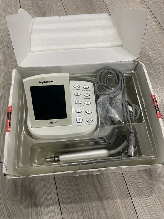 Endomotor cu apex locator integrat SmartJoy si piesa cot inclusa.