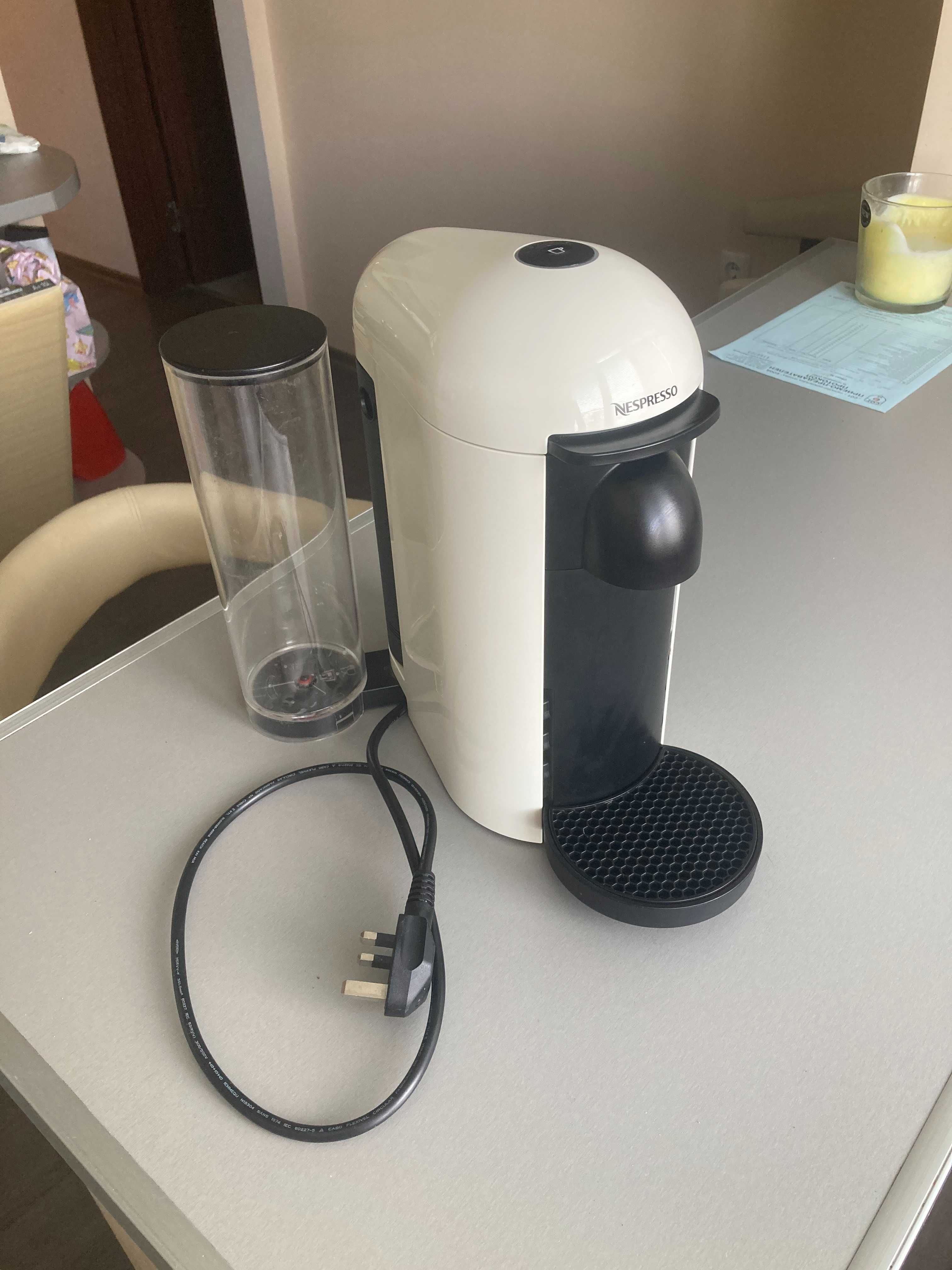 Кафемашина с капсули Nespresso VERTUO Plus GCB2