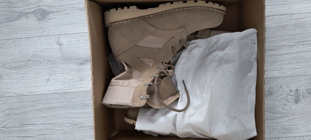 Vând două perechi de bocanci militari