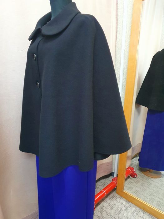 Vand capă din stofa neagra