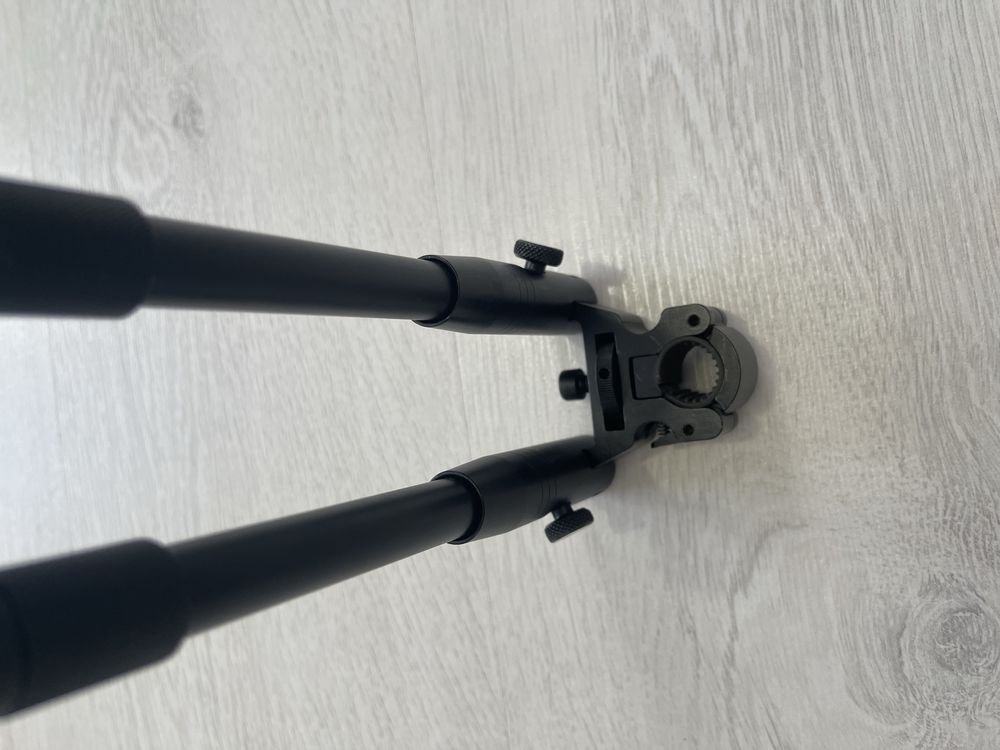 Bipod dur aluminiu,diametru de prindere pe teava  reglabil 12-20mm