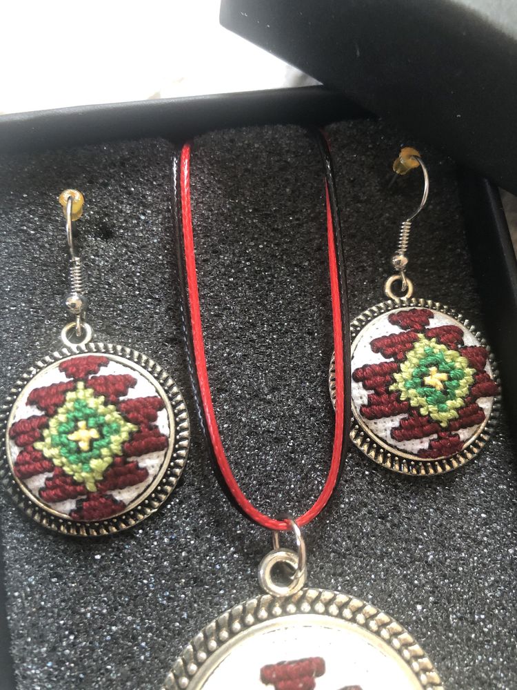 Дамско колие с българска шевица