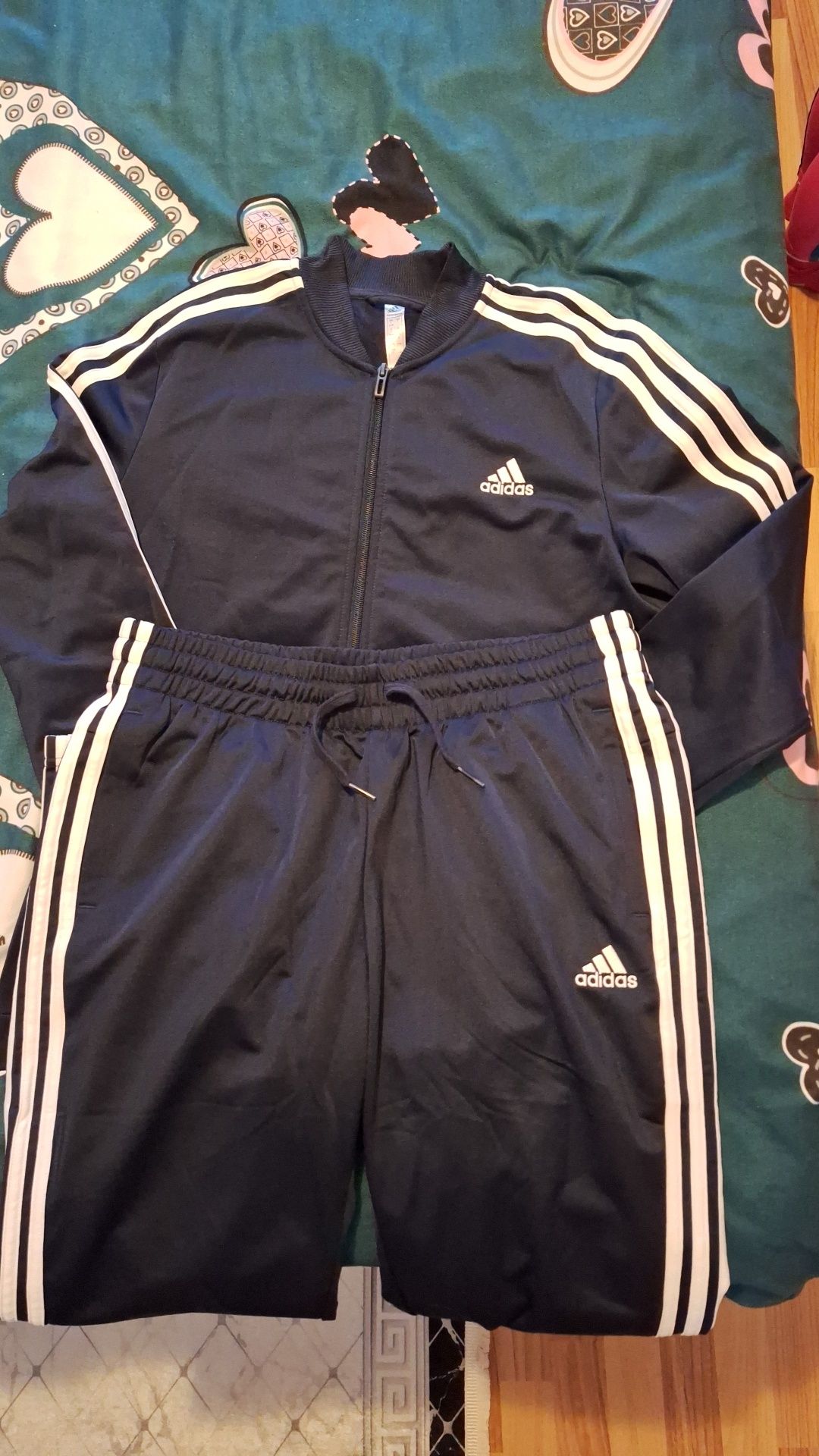 Vând treinic Adidas