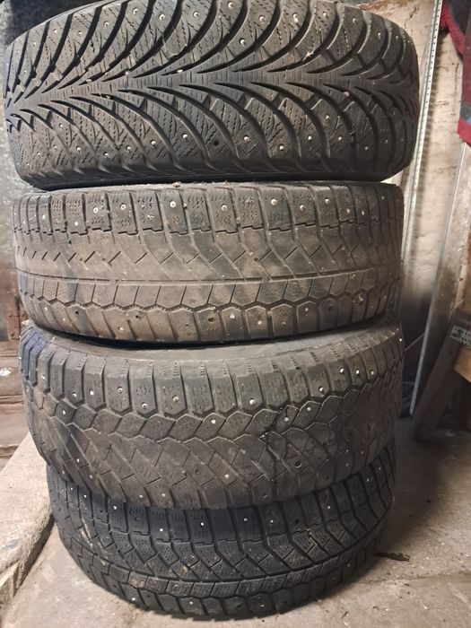 Продам зимнии шины шипованые