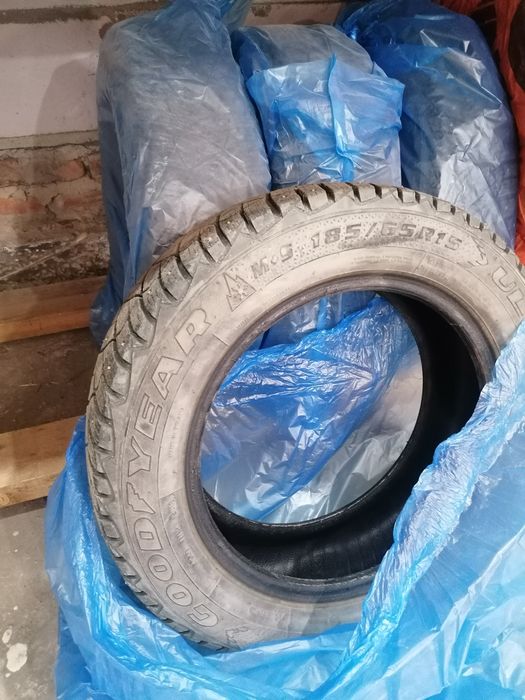 Продам зимние шипованные шины
