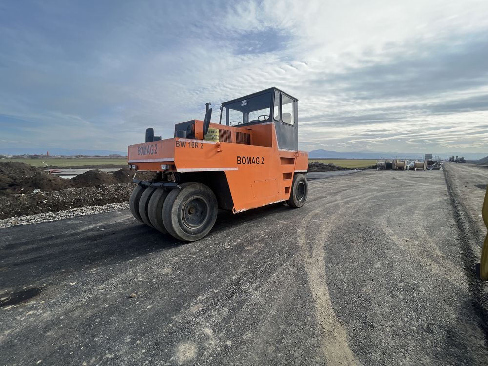 Inchiriez cilindru compactor pneuri