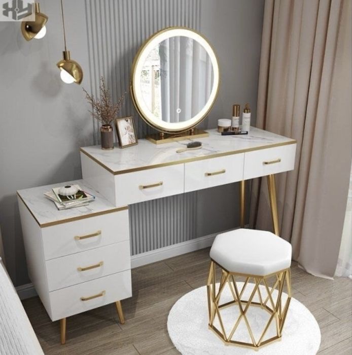 Продам стильный туалетный столик с зеркалом