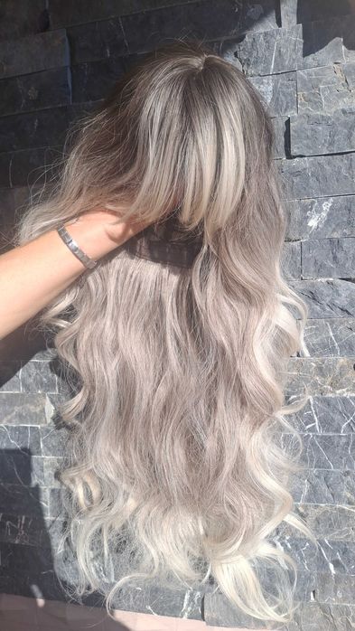 Perucă – blond argintiu ombré, ondulații lejere
