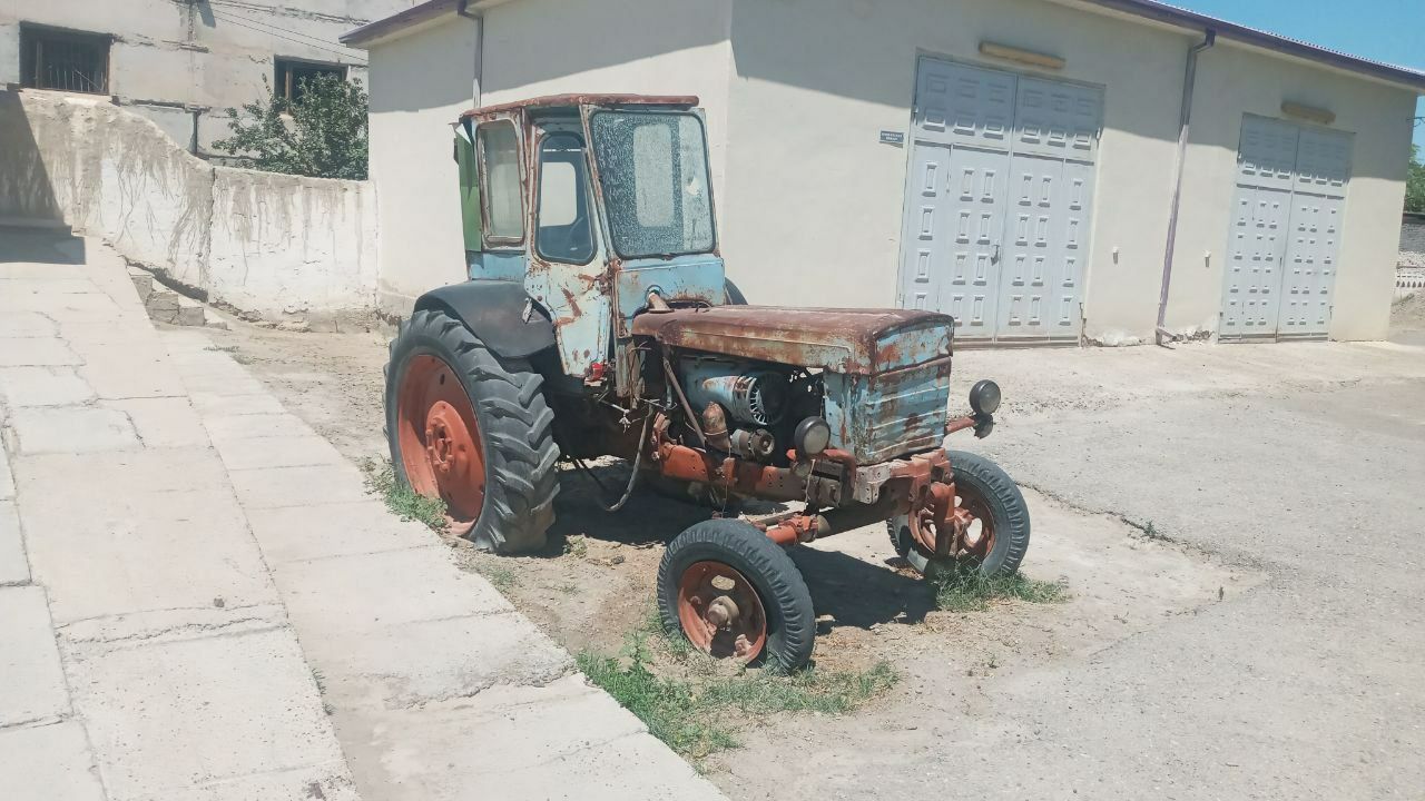 Traktor sotiladi