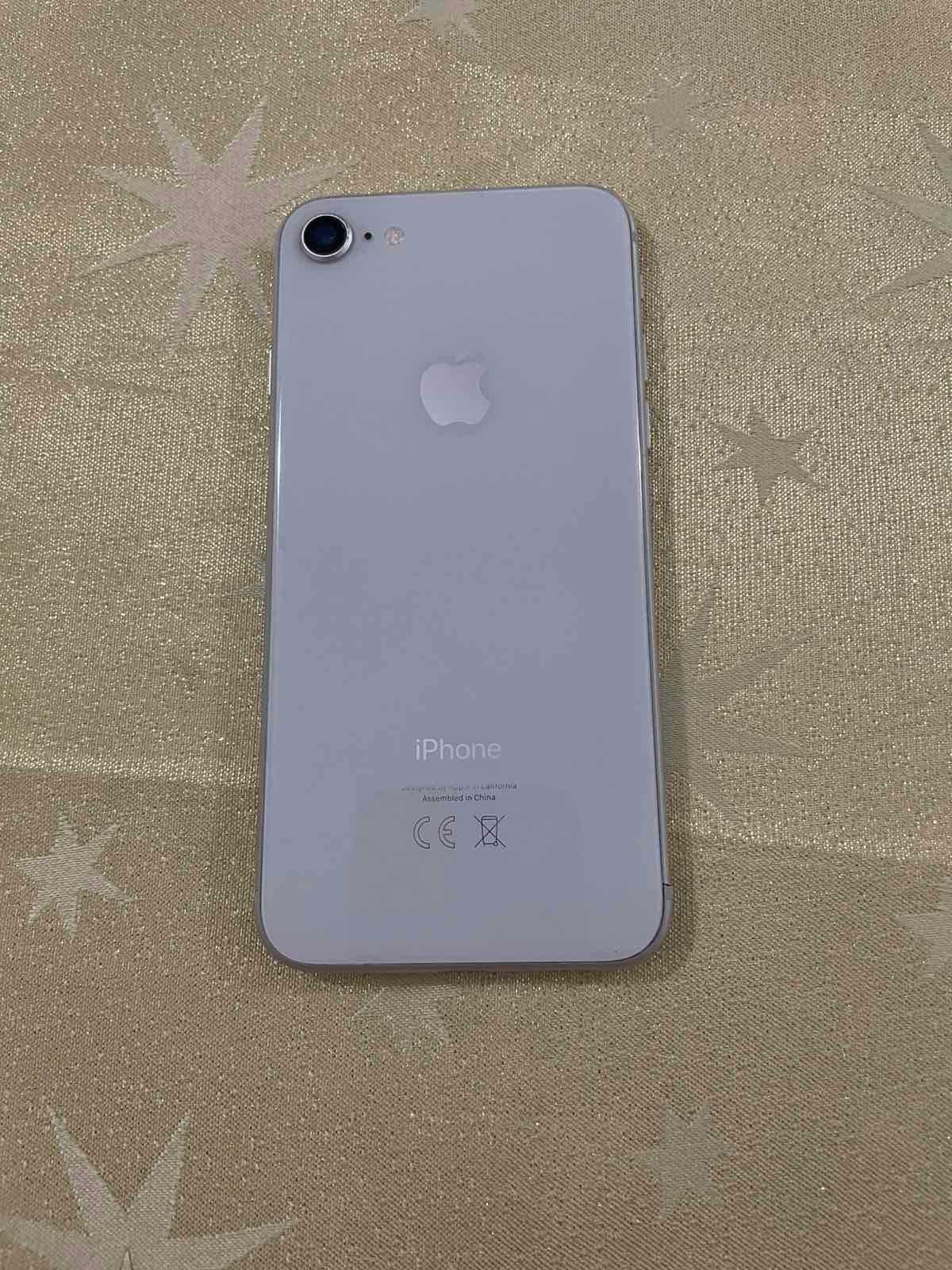 Продавам IPhone 8.