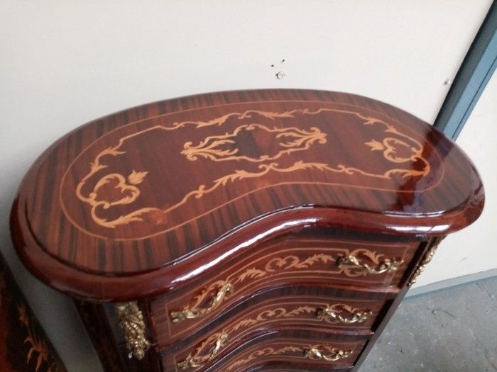 Comodina in stil francez cu 7 sertare și intarsii inobilata cu element