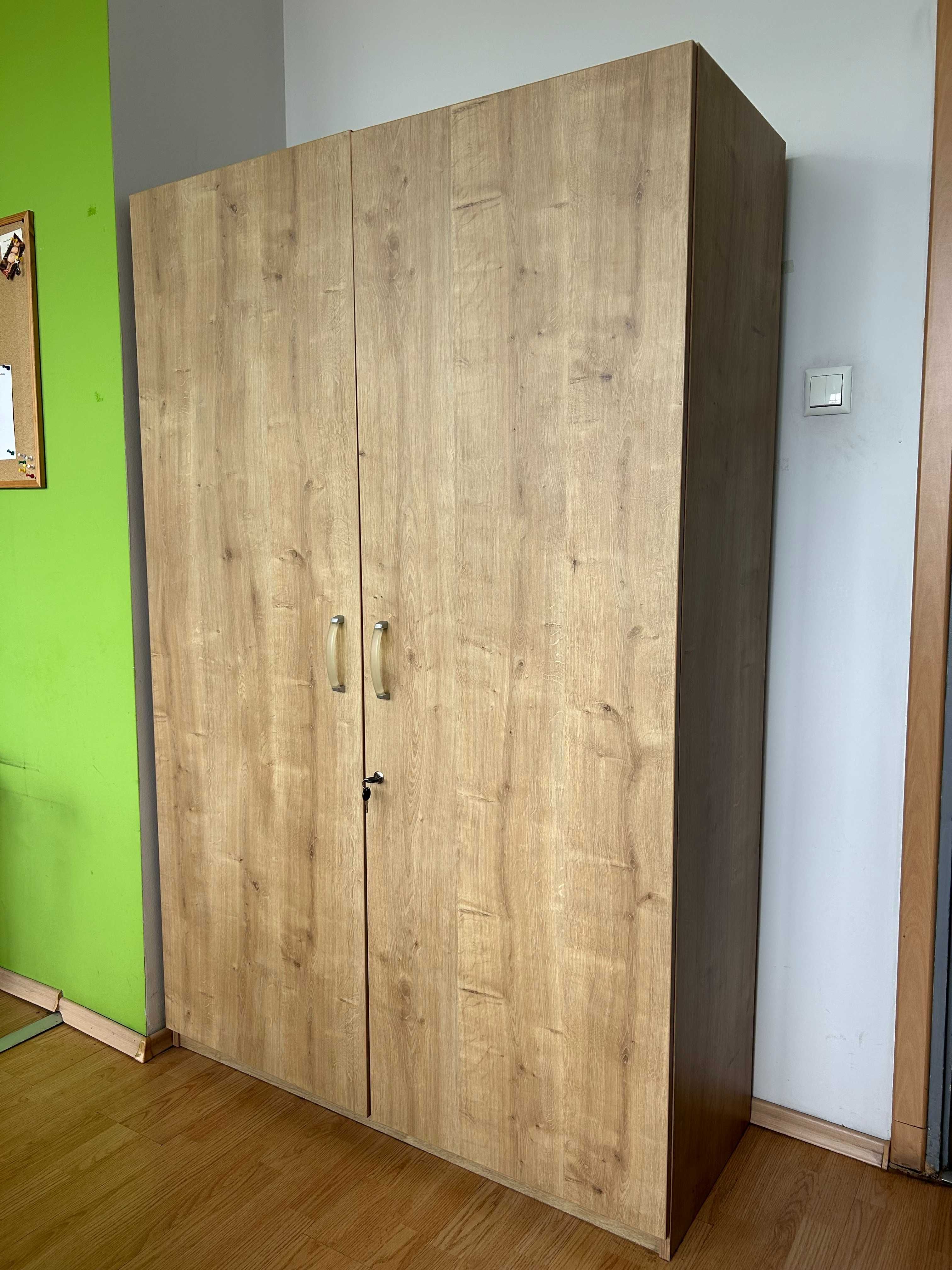 Гардероб с рафтове