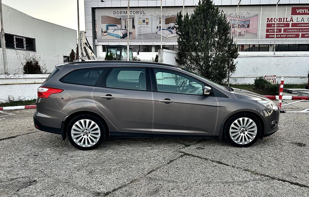 Ford focus Titanium 1.6 diesel 6+1 Viteze  Dublu Climatronic, Jante 17