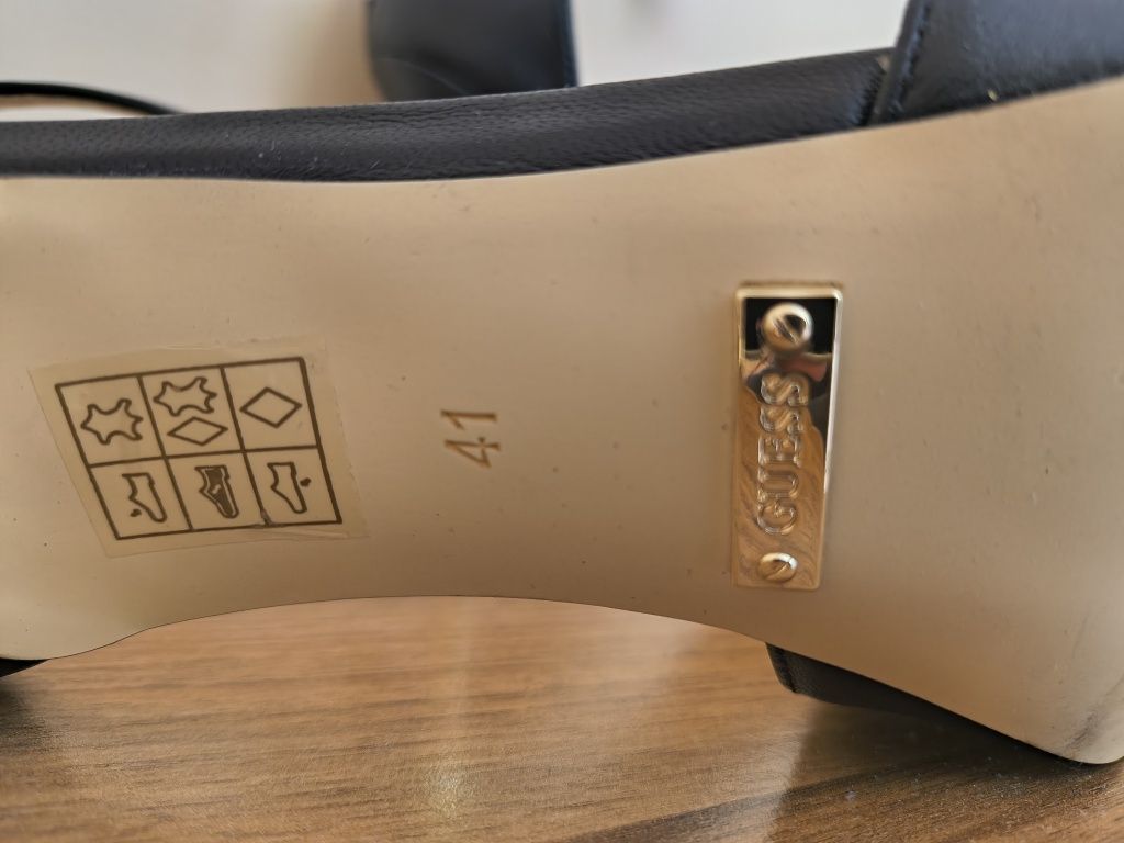 Обувки на висок ток Guess