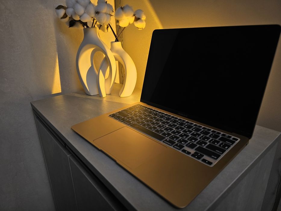 Продам MacBook Air M1 8/256Gb Gold