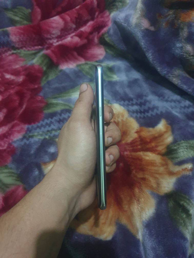Sotiladi s8 4/64