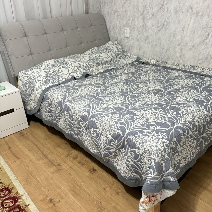 Кровать дереаянная с матрасом