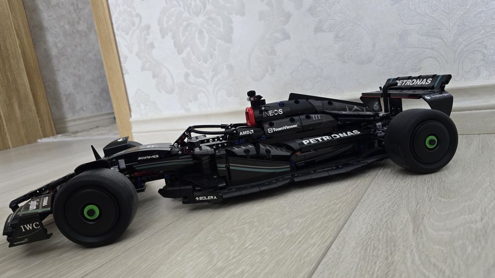 Собранная машина из лего.Mercedes-AMG F1 W14 E Performance