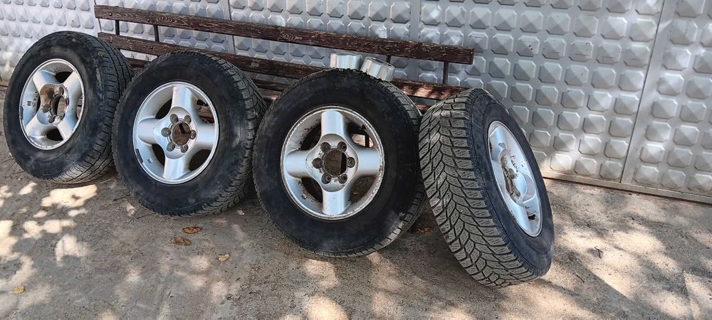 Джанти с гуми 225/75/16. 6/139.7 между болтовото