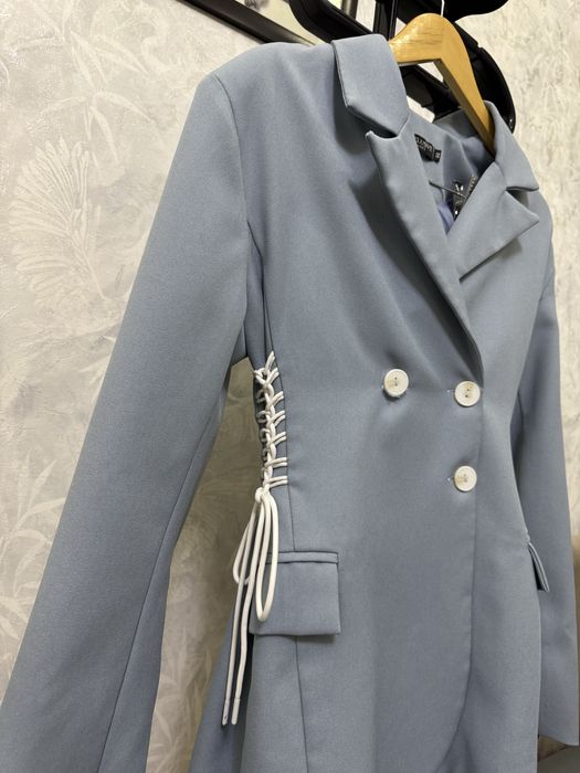 Пилжак женский голубого цвета.