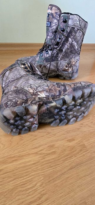 Продавам два чифта зимни боти олекотени.