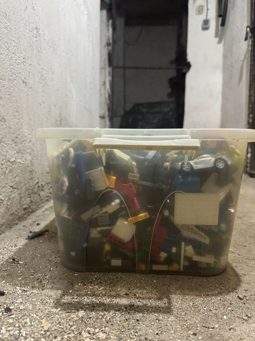 Cutie plina cu piese de lego si alte jucatii