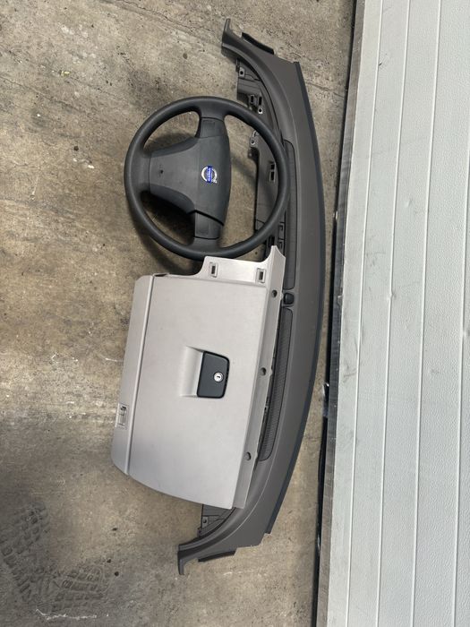 Plansa bord volvo S40 an 2006 compatibila si pe volvo V50 C30 sau C70