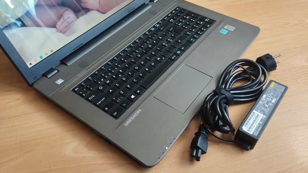 Medion Akoya 17,3 inch, Core I5, 12 GB RAM, SSD 240GB baterie 2 ore