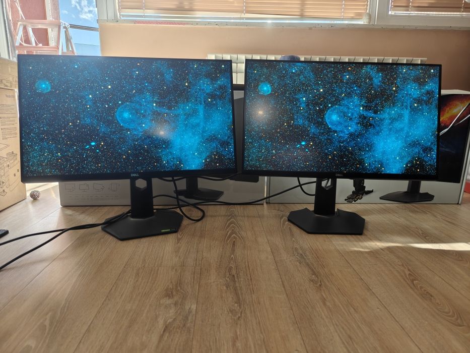 Два монитора Dell S2721 QHD 144Hz и стойка за бюро.