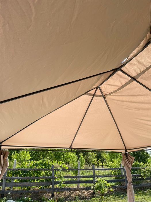 Vand pavilion aprope nou