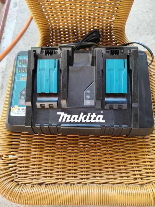 Încărcător dublu rapid Makita