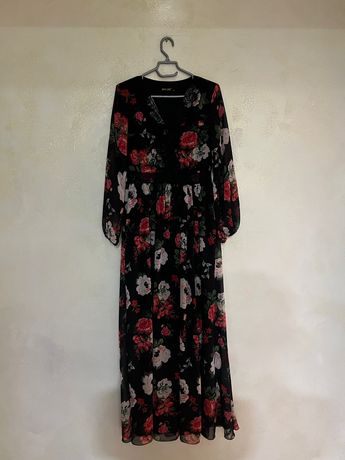 Чёрное платье с изображениями цветов