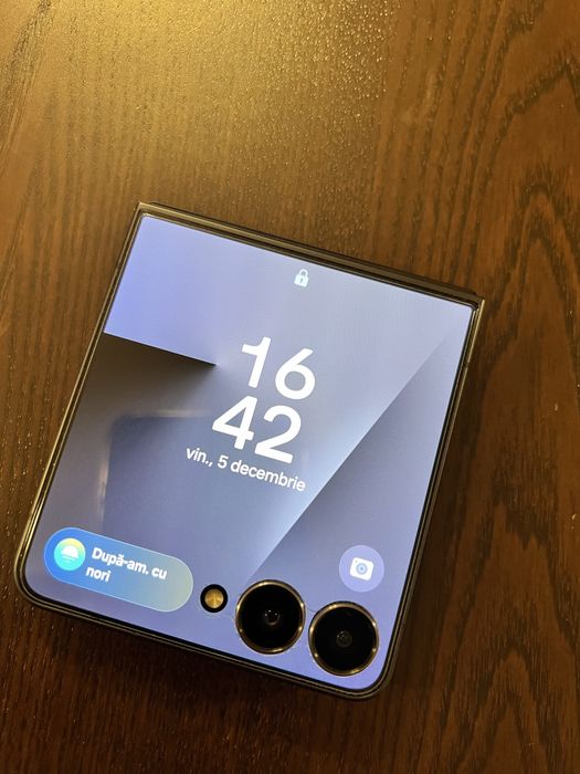 Telefon mobil Samsung Galaxy Z Flip7, 12GB RAM, 512GB, 5G, Jetblack