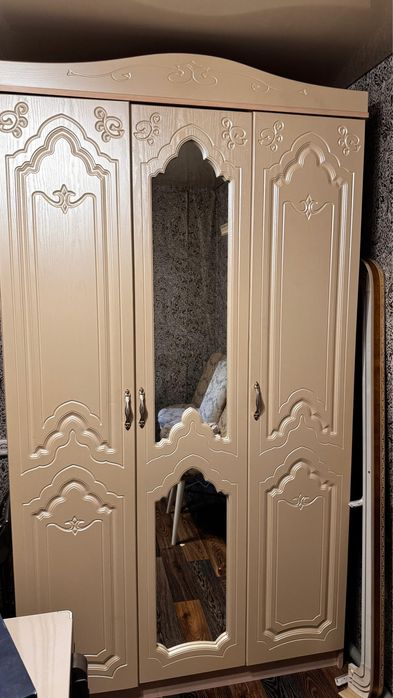 Шкаф белый в спальню плательный