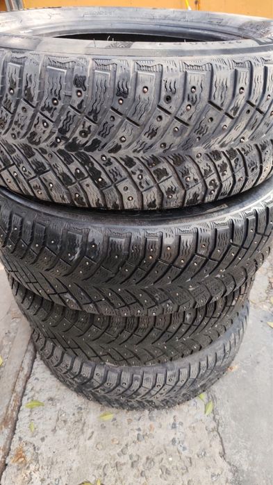 Продам зимние шины размер 235/60/R18