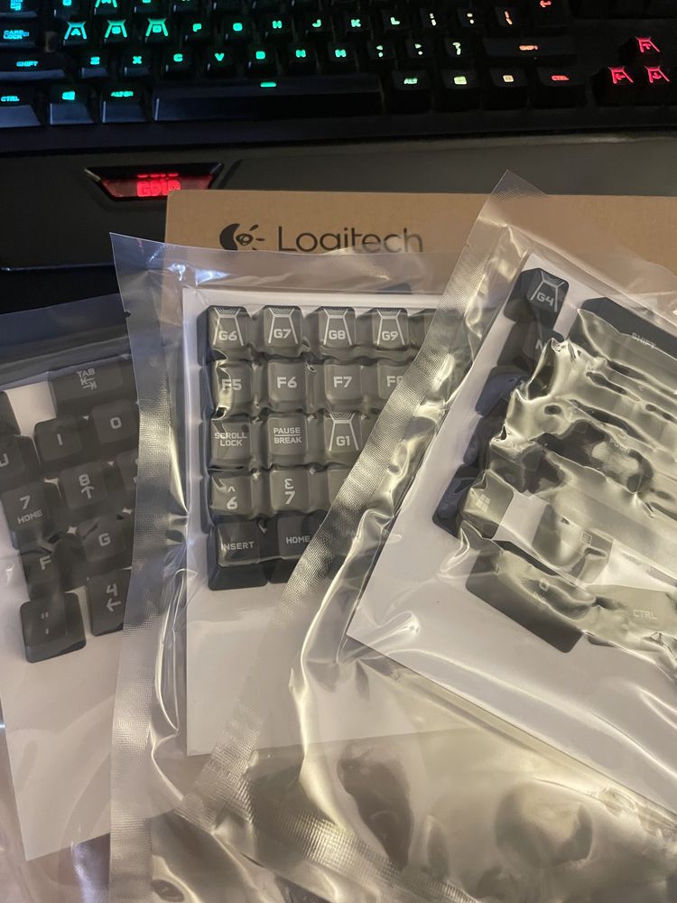 Urgent! Logitech G910 + set replaceable caps originale