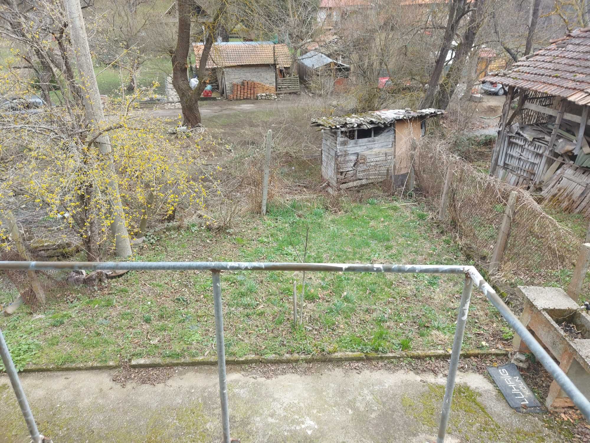 Двуетажна къща, 8 стаи, плевня, до река, 1. 7 дка двор