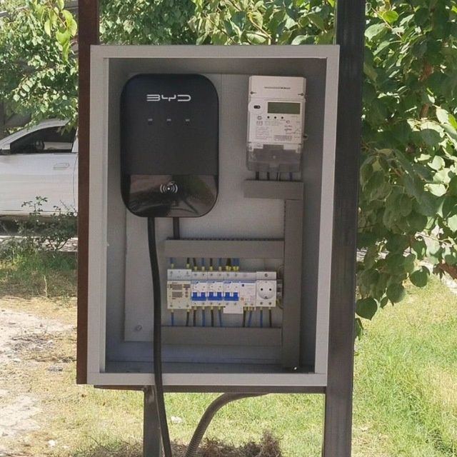 установка зарядки для электромобиля во дворе