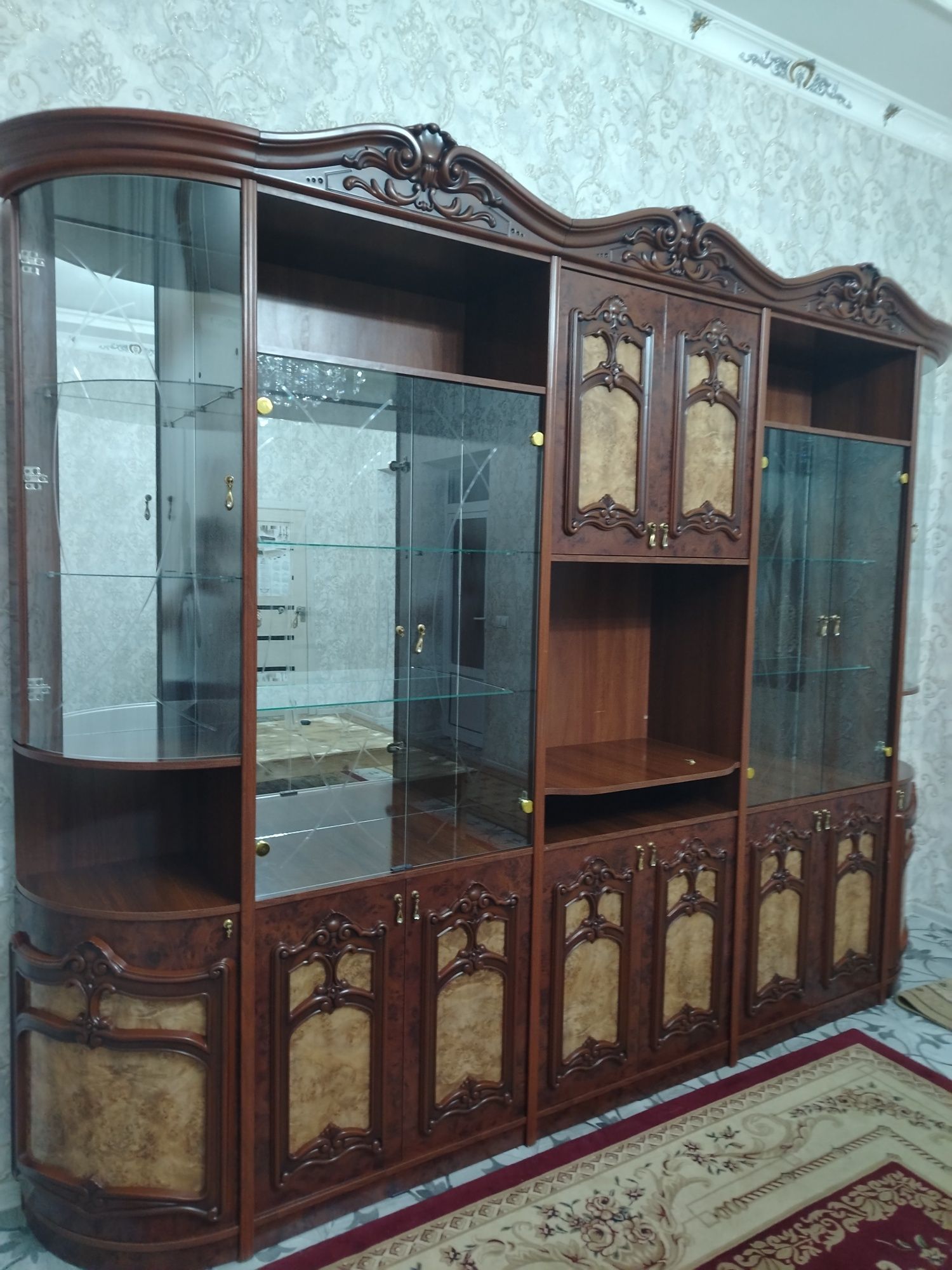 Mebel stenka holati yaxshi