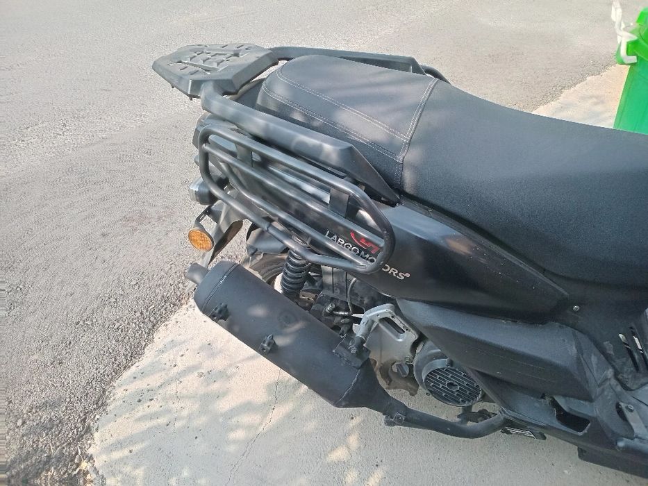Qora tank skuter